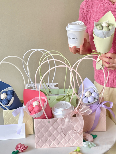 1 sac à main en macramé gaufré, sac cadeau avec arrangement floral, sac porte-fleurs