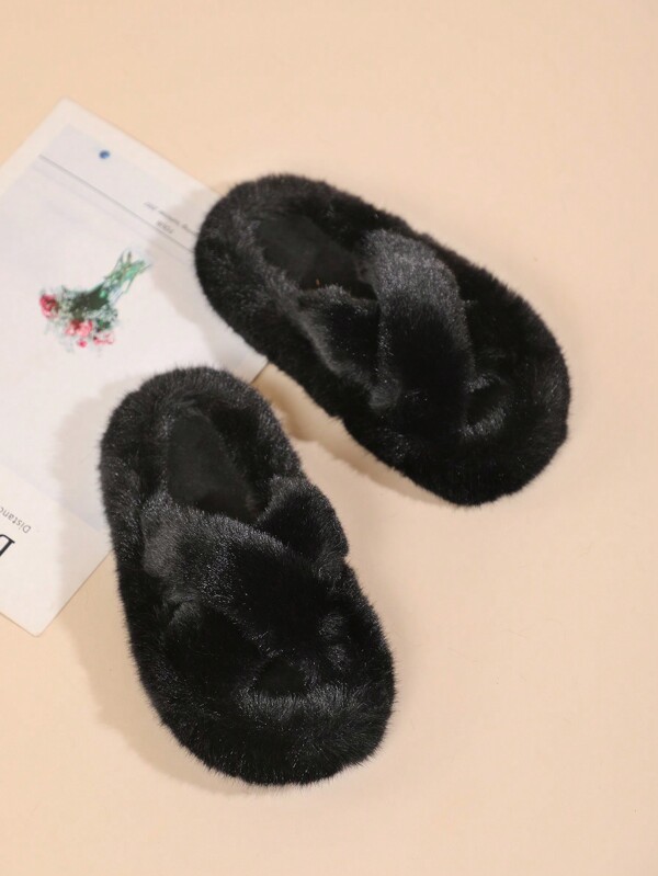 Pantoufles en peluche noire avec croix et confortables pour enfants, pour un port quotidien
