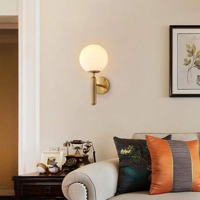 现代金色/黑色壁灯 - 单灯浴室梳妆镜灯，配乳白色球形PC灯罩，适用于卧室、楼梯、客厅，G9灯座（不含灯泡）