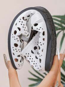 Giày bệt đế bằng khoét lỗ mới 2025 dành cho nữ, giày bệt đế tròn Mary Jane quai mềm mại, họa tiết hoa Pháp, thoáng khí, dễ xỏ vào, thoải mái, chống mài mòn, phù hợp với kích cỡ lớn, nhỏ hơn 1 cỡ - trắng - Xem 5