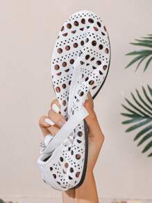 Giày bệt đế bằng khoét lỗ mới 2025 dành cho nữ, giày bệt đế tròn Mary Jane quai mềm mại, họa tiết hoa Pháp, thoáng khí, dễ xỏ vào, thoải mái, chống mài mòn, phù hợp với kích cỡ lớn, nhỏ hơn 1 cỡ - trắng - Xem 4