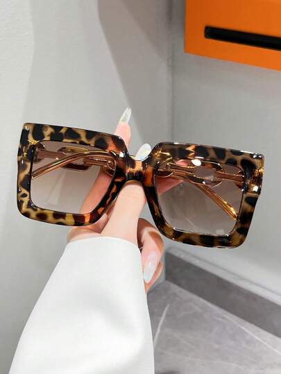 一副塑料框方形时尚眼镜，波西米亚风和嘻哈风，适合运动、旅行、节日装扮、海滩、驾驶、户外活动、钓鱼、街头风格、派对等场合。