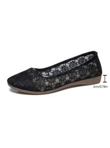 Sapatilha Feminina com Padrão de Renda Floral, Modelo Slip-On, Bico , Parte Superior em Tecido de Tule com Recortes Respiráveis, Sola Macia e Confortável, Design Elegante e Gracioso, Colarinho Baixo, Disponível nas Cores Preto e Branco, Sandálias Casuais Femininas para Verão