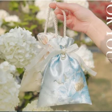 1 pieza/5 piezas Bolsa de recuerdo de boda de nuevo estilo, caja de dulces de alta calidad en bolsa de regalo, pequeña bolsa de tela decorada con flores para llevar en la mano - Champán - Ver 13
