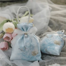 1 pieza/5 piezas Bolsa de recuerdo de boda de nuevo estilo, caja de dulces de alta calidad en bolsa de regalo, pequeña bolsa de tela decorada con flores para llevar en la mano - Champán - Ver 14