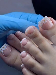 Sencillo y lindo, 24 piezas de uñas cortas y cuadradas para pies y manos con diseño de pétalos blancos y diamantes de purpurina dorados, uñas presionadas de verano, uñas de moda, suministros de uñas, adecuado para mujeres y niñas