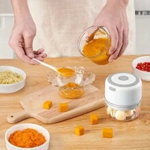 1件装无线多功能电动食物料理机250ML，硅胶圈，防滑，质感好，质量好，方便。家用料理机，烹饪助手，适用于婴儿辅食准备和烹饪食材切碎，迷你型，功率较低，适合日常少量食物使用，使用时请确保安装牢固，机身和杯子分离时会自动断电，充电时请勿使用