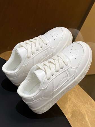 1對兒童運動鞋，綁帶設計，白色低幫運動鞋，透氣且時尚的滑板鞋，適用於所有季節