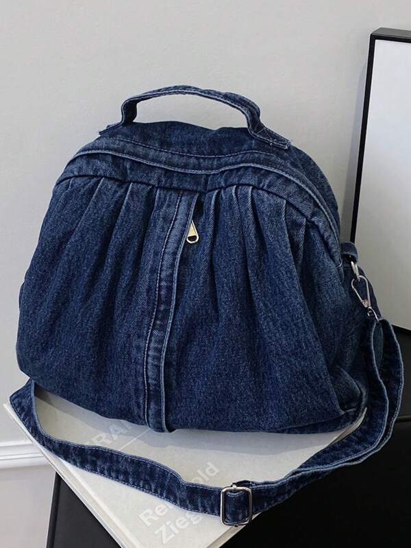 Un bolso de hombro plegable, portátil y elegante con forma de concha y confeccionado en tela vaquera, que puede ser usado como bolso de hombro o como mochila de doble hombro.