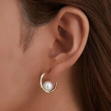 1 par de pendientes plateados europeos y americanos de estilo geométrico simple con forma de C y perlado en forma de concha para mujeres, pendientes de perlas falso con plata de ley S925 de alta gama para las orejas, joyería de alta calidad