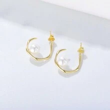 1 par de pendientes plateados europeos y americanos de estilo geométrico simple con forma de C y perlado en forma de concha para mujeres, pendientes de perlas falso con plata de ley S925 de alta gama para las orejas, joyería de alta calidad