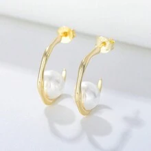 1 par de pendientes plateados europeos y americanos de estilo geométrico simple con forma de C y perlado en forma de concha para mujeres, pendientes de perlas falso con plata de ley S925 de alta gama para las orejas, joyería de alta calidad