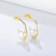 1 par de pendientes plateados europeos y americanos de estilo geométrico simple con forma de C y perlado en forma de concha para mujeres, pendientes de perlas falso con plata de ley S925 de alta gama para las orejas, joyería de alta calidad