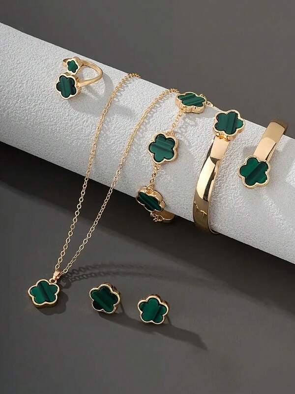 مجموعة مجوهرات 6 قطع من القلادة والأقراط والأساور والخواتم ذات لون أحادي على شكل أوراق البرسيم للنساء. قلادة وأساور وأقراط من سبائك معدنية عصرية. مناسبة تماماً لحفل الزفاف وحفلات المناسبات