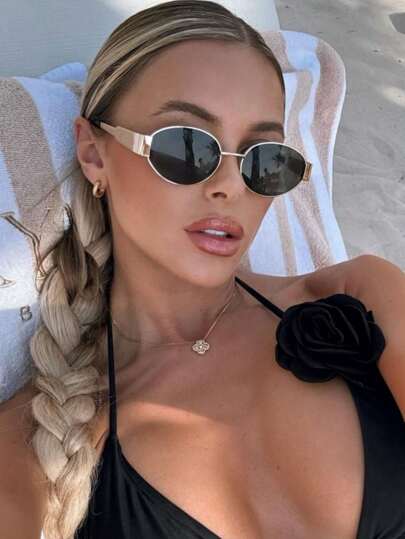 1副椭圆形小巧时尚女式眼镜，INS街头风复古金属框黑色时尚眼镜，配有旅行沙滩配件，适合女士佩戴，秋冬百搭，商务休闲，夏季海滩度假、户外旅行必备，复古椭圆形镜框，适合外出、返校等场合。