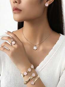 مجموعة مجوهرات 6 قطع من القلادة والأقراط والأساور والخواتم ذات لون أحادي على شكل أوراق البرسيم للنساء. قلادة وأساور وأقراط من سبائك معدنية عصرية. مناسبة تماماً لحفل الزفاف وحفلات المناسبات