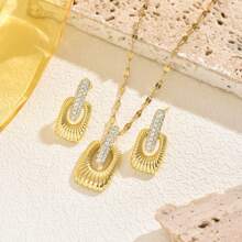 3件套金色不锈钢首饰套装，镀金立方氧化锆方形吊坠项链和耳环，优雅简约复古百搭，是送给女性的礼物，适合日常、街头、假日、派对等场合佩戴。 - 金色 - 查看 1