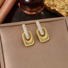 3件套金色不锈钢首饰套装，镀金立方氧化锆方形吊坠项链和耳环，优雅简约复古百搭，是送给女性的礼物，适合日常、街头、假日、派对等场合佩戴。 - 金色 - 查看 2