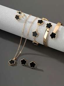 مجموعة مجوهرات 6 قطع من القلادة والأقراط والأساور والخواتم ذات لون أحادي على شكل أوراق البرسيم للنساء. قلادة وأساور وأقراط من سبائك معدنية عصرية. مناسبة تماماً لحفل الزفاف وحفلات المناسبات