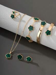 مجموعة مجوهرات 6 قطع من القلادة والأقراط والأساور والخواتم ذات لون أحادي على شكل أوراق البرسيم للنساء. قلادة وأساور وأقراط من سبائك معدنية عصرية. مناسبة تماماً لحفل الزفاف وحفلات المناسبات