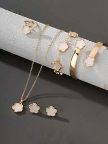 مجموعة مجوهرات 6 قطع من القلادة والأقراط والأساور والخواتم ذات لون أحادي على شكل أوراق البرسيم للنساء. قلادة وأساور وأقراط من سبائك معدنية عصرية. مناسبة تماماً لحفل الزفاف وحفلات المناسبات