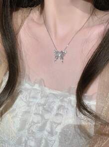1 pieza Nuevo collar de mariposa de lujo ligero de estilo chino para mujer, forma colgante, regalo para banquetes, fiestas y citas