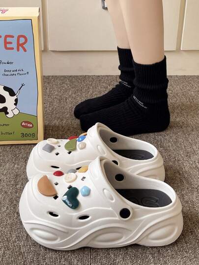 超厚加高空心女鞋，2024年新款個性化休閒戶外防滑除臭鞋，適用於室內宿舍使用。舒適厚底拖鞋，閉趾半長設計。簡約黑白空心涼鞋，優雅白色女士沙灘涼鞋和空心拖鞋。