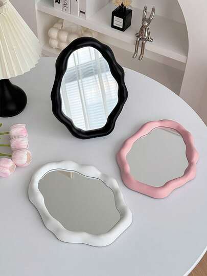 1个不对称云朵化妆镜，可立于桌面，适用于卧室、学生宿舍等场所，便携式设计，可壁挂安装，适合房间装饰，价格实惠，可作为圣诞礼物、化妆品、化妆工具等，也是不错的选择。此外，它还是旅行必备品，是送给女性的理想礼物，也是圣诞礼物、赠品或旅行好物。