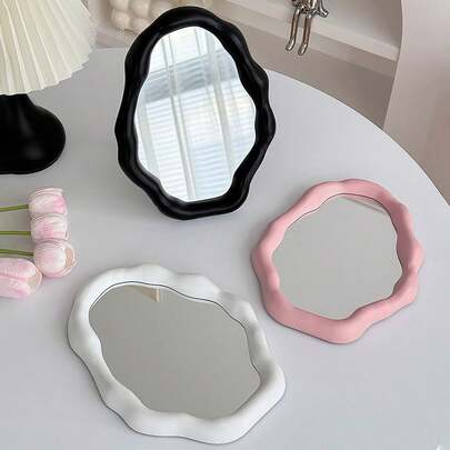 1个不对称云朵化妆镜，可立于桌面，适用于卧室、学生宿舍等场所，便携式设计，可壁挂安装，适合房间装饰，价格实惠，可作为圣诞礼物、化妆品、化妆工具等，也是不错的选择。此外，它还是旅行必备品，是送给女性的理想礼物，也是圣诞礼物、赠品或旅行好物。