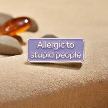 1入組創意英文字母有趣徽章，上面寫著"過敏於愚蠢"—時尚多用途的服飾和包包裝飾，適合作為朋友和同學的小禮物 - 彩色 - 查看 5