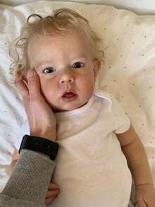 GUESSBELLY 逼真的 70 厘米重生婴儿金发男孩娃娃，具有 3D 绘画皮肤和血管，活着的 28 英寸软硅胶新生儿公主幼儿婴儿可爱过家家玩具，儿童生日礼物（部分零件随机） - 白色 - 查看 4