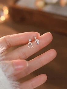 1 par de pendientes asimétricos de tuerca de nota de violín de plata esterlina S925 huecos de microincrustaciones exquisitas y versátiles joyería para el oído para uso diario de mujeres. Regalo de Día de las Madres/ Día de San Valentín/ Pascua/ Novia