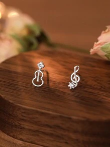 1 par de pendientes asimétricos de tuerca de nota de violín de plata esterlina S925 huecos de microincrustaciones exquisitas y versátiles joyería para el oído para uso diario de mujeres. Regalo de Día de las Madres/ Día de San Valentín/ Pascua/ Novia