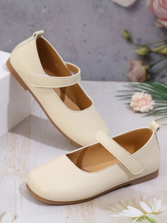 1双女童米色平底鞋，PU材质，魔术贴可调节设计，圆头，TPR防滑鞋底，轻便舒适，纯色时尚芭蕾平底鞋，适合5-14岁小学和初中学生，适合上学、正式场合和演出，四季皆宜。