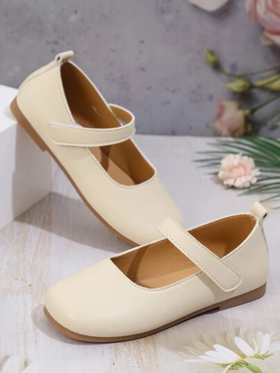 1双女童米色平底鞋，PU材质，魔术贴可调节设计，圆头，TPR防滑鞋底，轻便舒适，纯色时尚芭蕾平底鞋，适合5-14岁小学和初中学生，适合上学、正式场合和演出，四季皆宜。