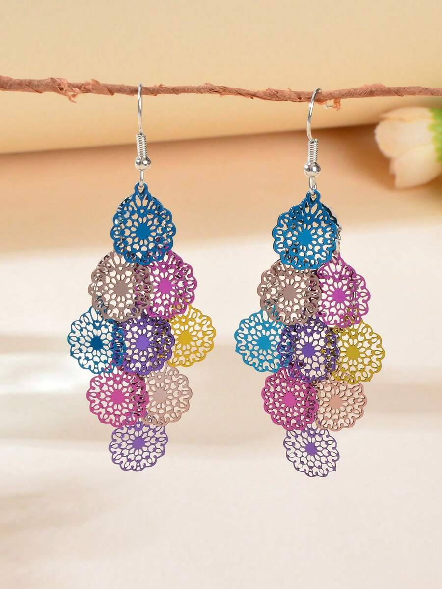 1 par de pendientes con colgante de flor hueca multicolor romántica, adecuados para fiestas y uso diario