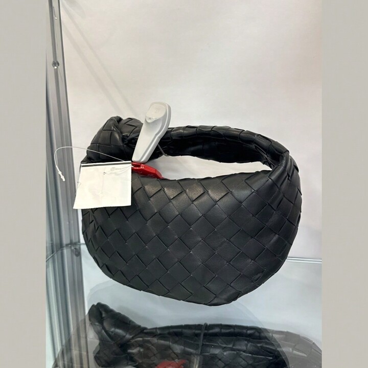★BOTTEGA VENETA★ミニジョディバッグ ラムスキン ブラック Bottega Veneta® Jodie in Black. Shop online now.