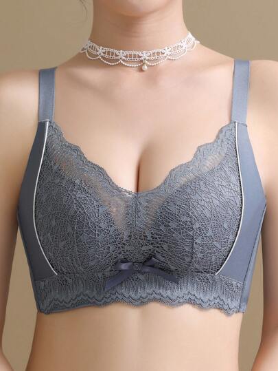 灰色性感蕾丝文胸，适合小胸女性，采用无钢圈和侧扣设计，可隐藏腋下脂肪，舒适内衣