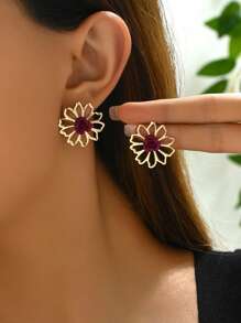 1 Pair Fashionable Minimalist Hollow Flower Stud Earrings