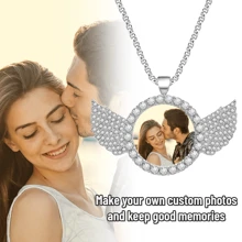 1 Peça Colar de Foto Personalizado, Colar Personalizado com Pingente Redondo de Foto de Lembranças com Asas de Anjo Colorido, Corrente de Pescoço de Liga Simples, Estilo Hip-Hop, Presente Comemorativo, para Namorada ou Namorado, para Pai e Mãe, Presentes do Dia dos Pais, Presente Perfeito para Família e Dia dos Namorados Lantejoulas Estilosas, Vintage, Contratadas, Simples, Unissex, Old Money, Casual, Moda Anos 2000, Personalizado Y2k, Personalizado, Presentes Únicos Ideais para Ele, Ela, Namorado, Namorada, Pai, Mãe, Família, Amigos, Avós, Filho, Filha, Animais de Estimação para Aniversários, para Uso Diário, para Baile de Formatura, para o Dia dos Pais, para o Dia das Mães, para o Dia dos Namorados, para a Formatura, para Casamentos