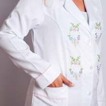 Jaleco Manga Longa Bordado Pronto a Entrega Branco Feminino ref.022 - Multicolorido - Visão 2