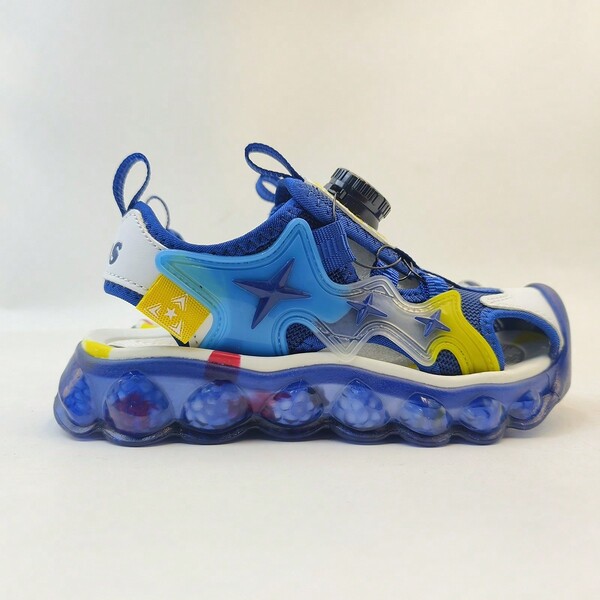 A Pair Of Buckle Closure Kid's Sandals, Summer Mesh Breathable Lightweight Anti-Slip Soft Bottom Beach Shoes With Starry Design, Suitable For Parties, Travel, Hiking, And Other Outdoor Sports Activities.