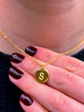 MECYLIFE Collar de acero inoxidable simple con dije redondo y letra inicial color oro de 18k, adecuado para mujeres