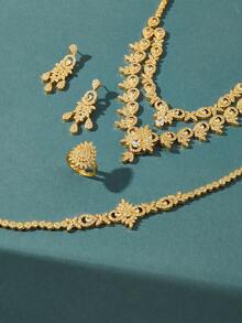 Bộ trang sức sang trọng có màu trắng và vàng hai lớp, được đính đá Cubic Zirconia, hiện đang phổ biến ở Dubai, Ả Rập Saudi. Bộ sản phẩm bao gồm một chiếc vòng cổ, vòng tay, bông tai và một chiếc nhẫn có thiết kế hoa phù hợp cho các bữa tiệc tối. Đây là một món quà lý tưởng để mặc hàng ngày, cho bạn gái hoặc mặc trong các sự kiện trang trọng như tiệc tùng và đám cưới. - bộ bốn mảnh - Xem 4