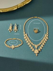 Bộ trang sức sang trọng có màu trắng và vàng hai lớp, được đính đá Cubic Zirconia, hiện đang phổ biến ở Dubai, Ả Rập Saudi. Bộ sản phẩm bao gồm một chiếc vòng cổ, vòng tay, bông tai và một chiếc nhẫn có thiết kế hoa phù hợp cho các bữa tiệc tối. Đây là một món quà lý tưởng để mặc hàng ngày, cho bạn gái hoặc mặc trong các sự kiện trang trọng như tiệc tùng và đám cưới. - bộ bốn mảnh - Xem 2