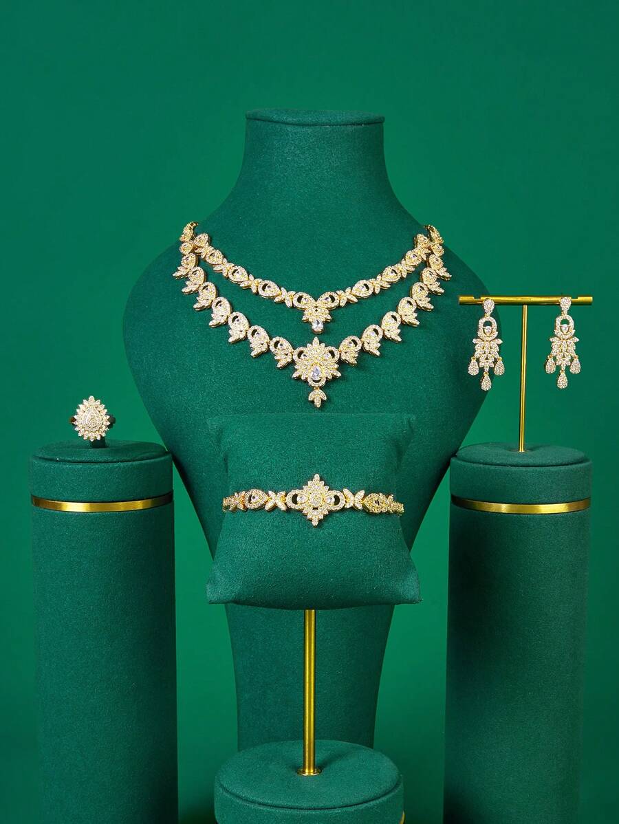 Bộ trang sức sang trọng có màu trắng và vàng hai lớp, được đính đá Cubic Zirconia, hiện đang phổ biến ở Dubai, Ả Rập Saudi. Bộ sản phẩm bao gồm một chiếc vòng cổ, vòng tay, bông tai và một chiếc nhẫn có thiết kế hoa phù hợp cho các bữa tiệc tối. Đây là một món quà lý tưởng để mặc hàng ngày, cho bạn gái hoặc mặc trong các sự kiện trang trọng như tiệc tùng và đám cưới. - bộ bốn mảnh - Xem 1