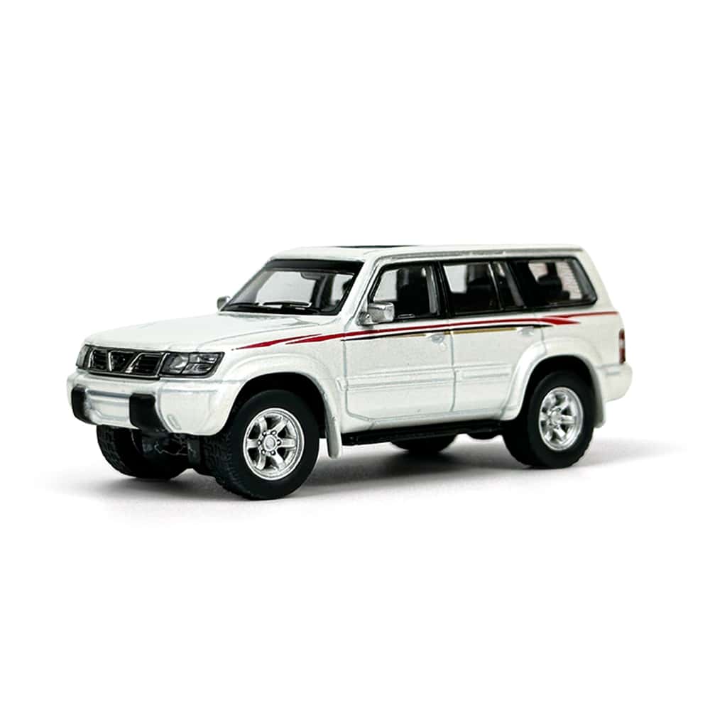 PAUDI MODEL 1 pieza Modelo de coche a escala 1:64 de aleación de zinc fundido a troquel Nissan Patrol 1988, disponible en colores blanco, gris y plateado, incluye base y cubierta de exhibición, con neumáticos de goma y espejos retrovisores irrompibles, adecuado para coleccionistas de modelos de coches de aleación para adultos