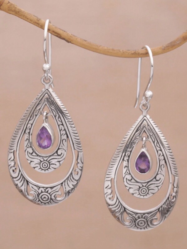 Boucles d'oreilles pendantes pourpre vintage et enchanteresses en zircone cubique - Forme de goutte d'eau sculptée de manière complexe avec des pierres étincelantes en zircone cubique - Style bohème chic - Souvenir parfait pour les voyageurs avant-gardistes de la mode au quotidien