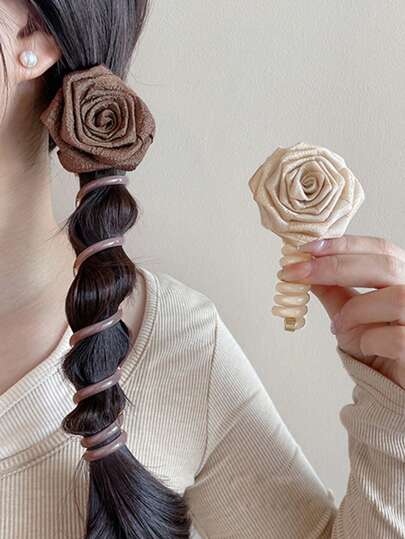 Bộ 2 dây buộc tóc thiết kế hoa hồng khô, thanh lịch và thời trang, phù hợp cho kiểu tóc đuôi ngựa cao, sử dụng hàng ngày, đi làm, hẹn hò, du lịch, dự tiệc, ăn tối, phụ kiện tóc nữ, dây buộc tóc, dây chun buộc tóc, dây chun co giãn, dây buộc tóc đàn hồi, phụ kiện đội đầu, phụ kiện trang điểm, làm đẹp cho nữ.