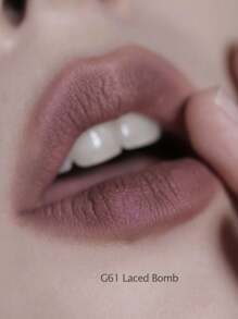 GIRLCULT Love Whisper哑光唇釉 #G61 Laced Bomb | 带微闪的哑光粉底 | 柔雾唇釉，轻盈液体唇膏 | 持久显色，附赠礼品 - G61 Laced Bomb - 查看 4